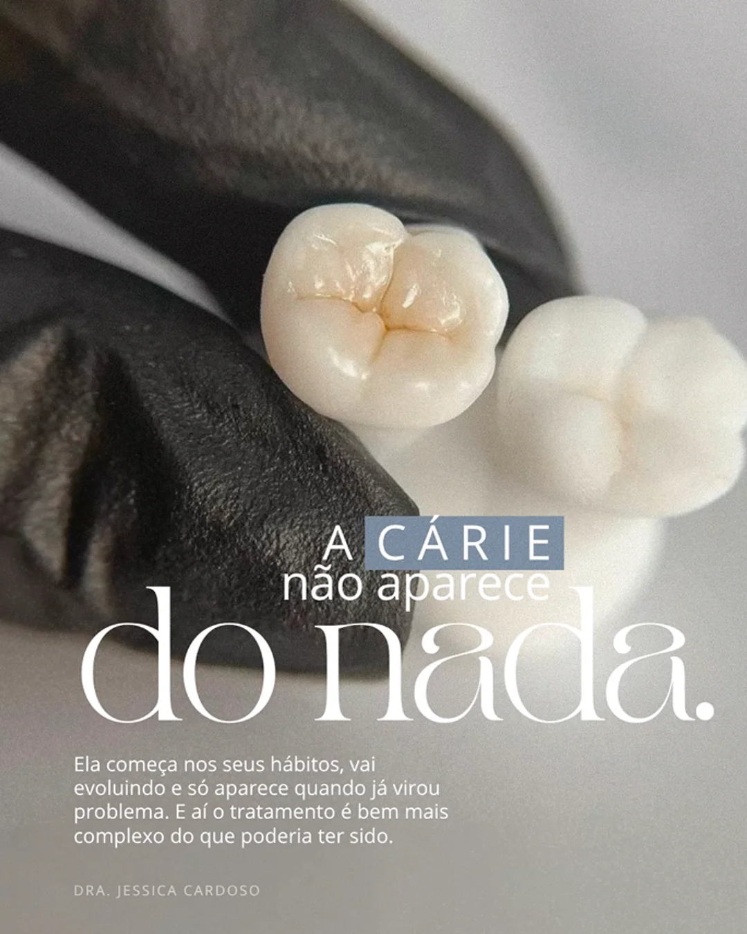 Arte com dois dentes segurados por luva preta e o texto “A cárie não aparece do nada”